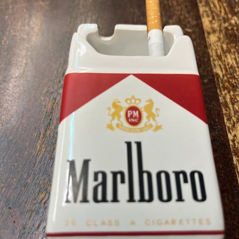 Marlboro Askebeger Formet Som Askebeger. Bar, Dekor, Man Cave