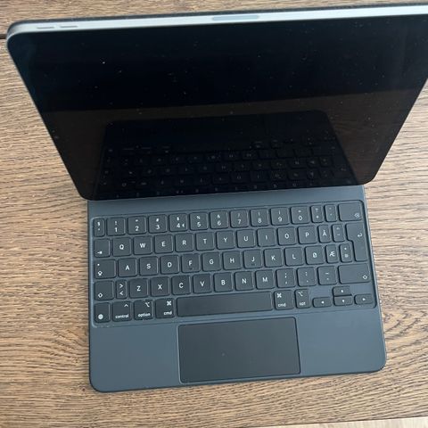 Apple iPad Pro (2022) 11" M2 128GB Grå m/Magic Keyboard