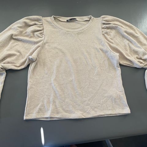 Langermet beige genser fra Zara selges kr. 150,-