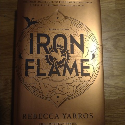 Iron Flame av Rebecca Yarros, innbundet