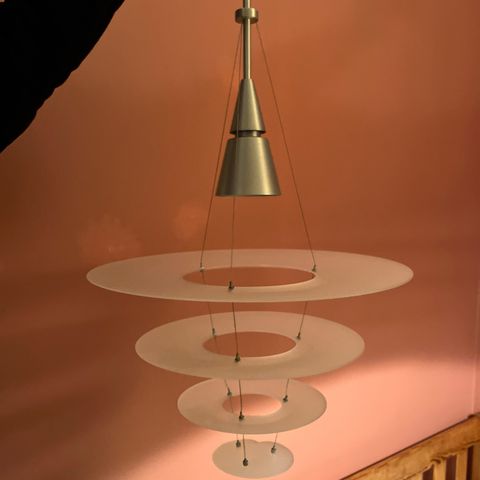 Louis Poulsen Enigma 425 taklampe - børstet aluminium