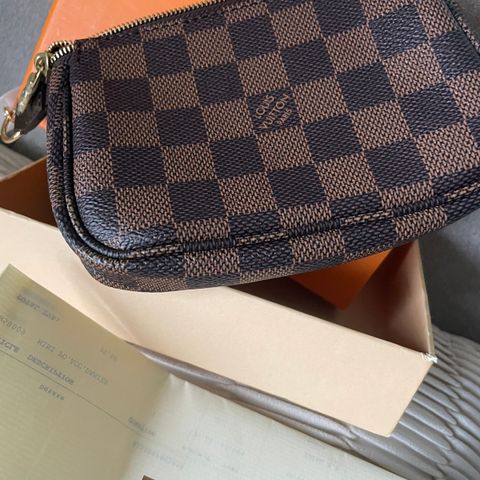 Louis Vuitton mini phoche