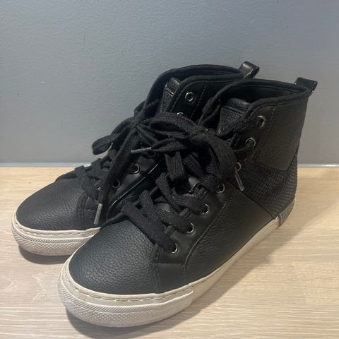 Nesten ubrukte sneakers i sort skinn fra Guess, str 35