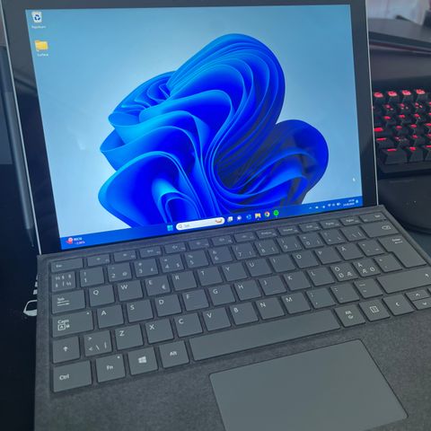 Microsoft Surface Pro 7, i7, 16 GB ram 256GB SSD