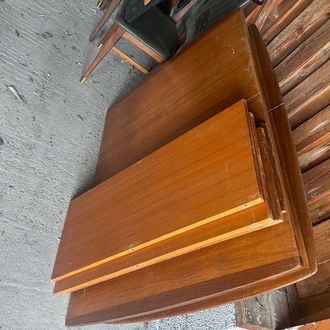 2 stk teak spisebord og 10 stoler