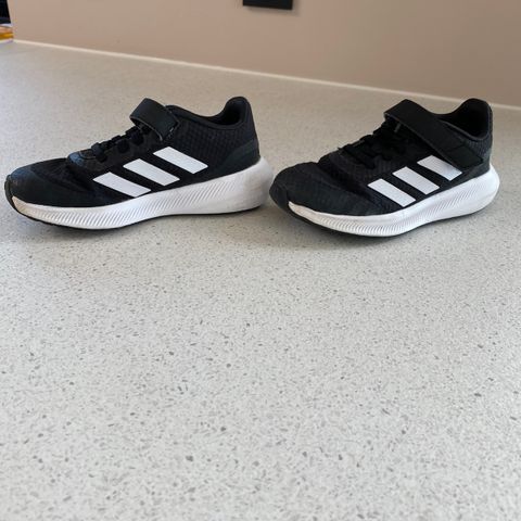 Adidas joggesko med borrelås selges