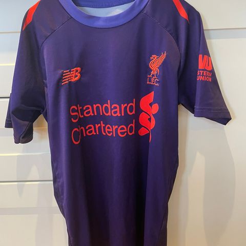 Liverpool fotballtrøye og shorts. Kr 100,-