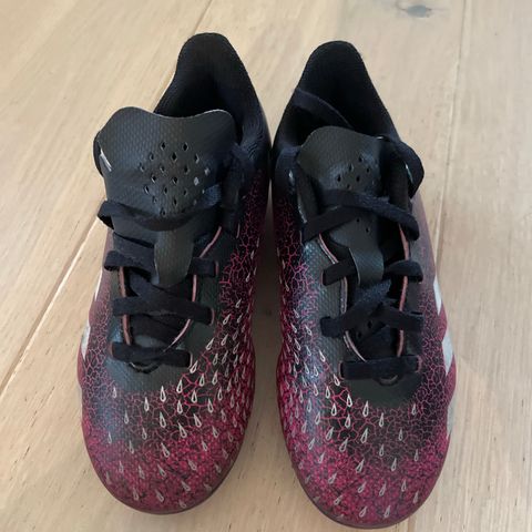 Adidas fotballsko predator strl 30