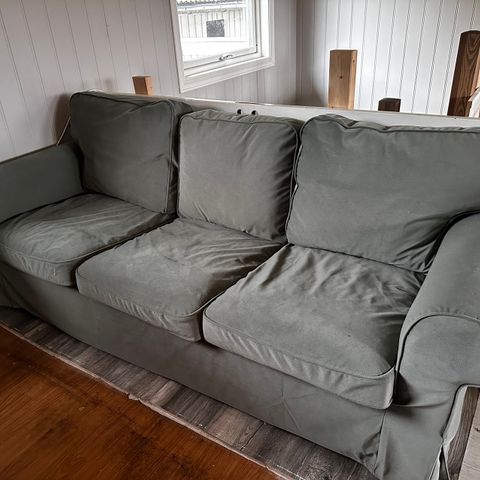 Tre seter sofa med nytt trekk. Lys grønt  fløyel  trekk.