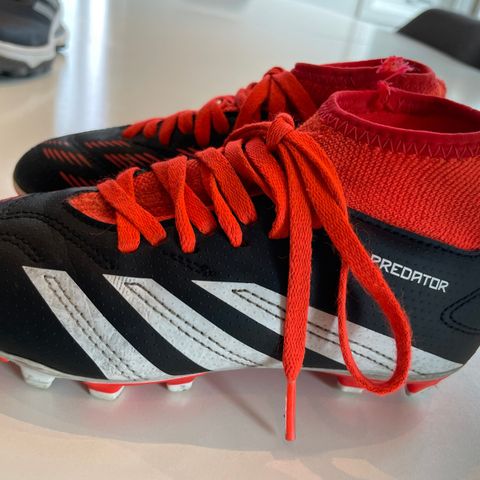 Adidas Predator fotballsko str 30