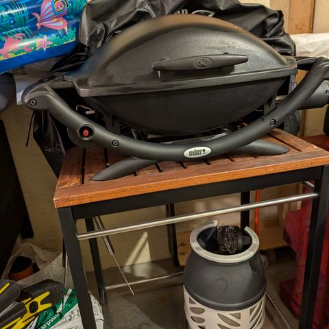 Weber Q2000 m/ gassflaske og bord