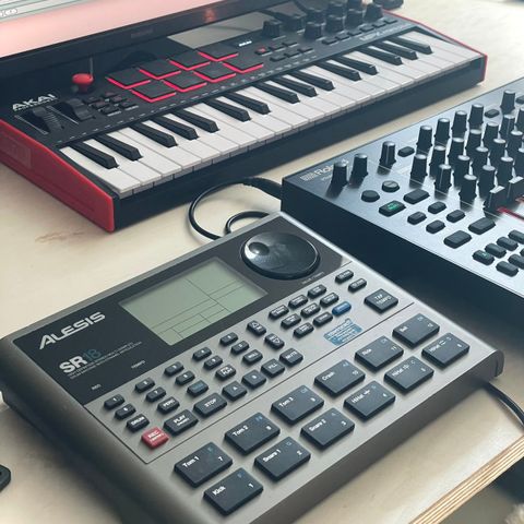 Alesis SR18