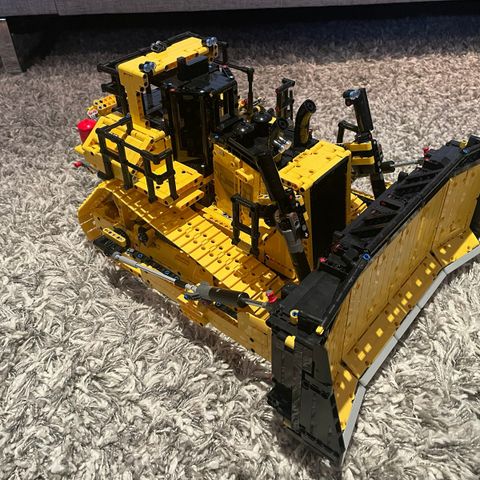 Lego Technic - Cat D11 Bulldozer 42131