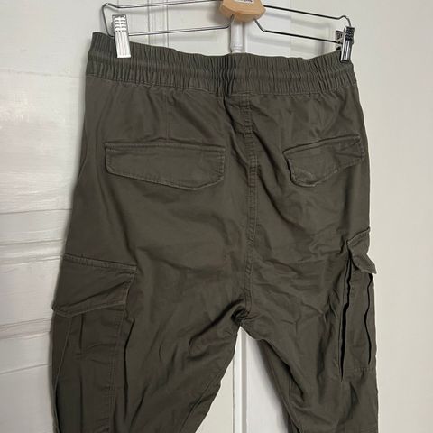 H&M cargo slim fit bukse str S, grønn