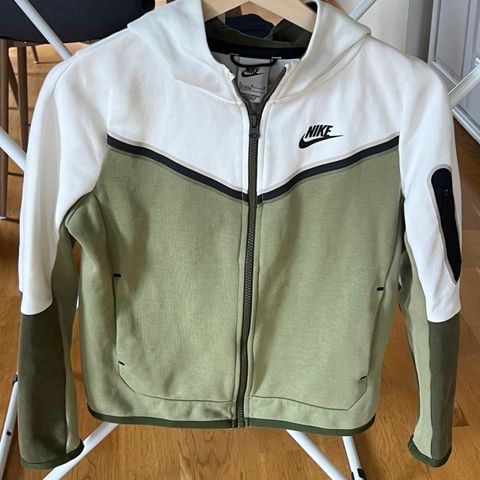 Gutt Nike Tech Fleece hettegenser - Som ny. 10 år ( 137-147 cm)