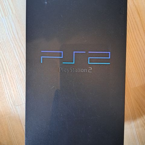 Playstation 2, spill og singstarmikrofoner selges