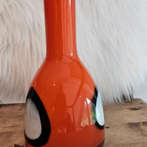 Murano - håndblåst art glass vase i nydelig orange farge. 25 cm høy