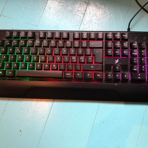 Pc skjerm og Tastatur