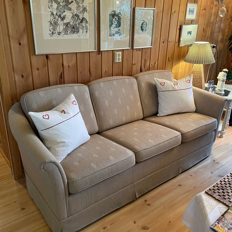 Beige sofa 3-seter + stol, klassisk stil, mønstret