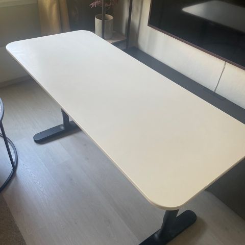 Bekant hvitt skrivebord 140 x 60 cm