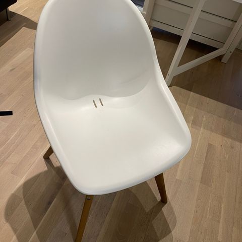 2 IKEA spisestoler