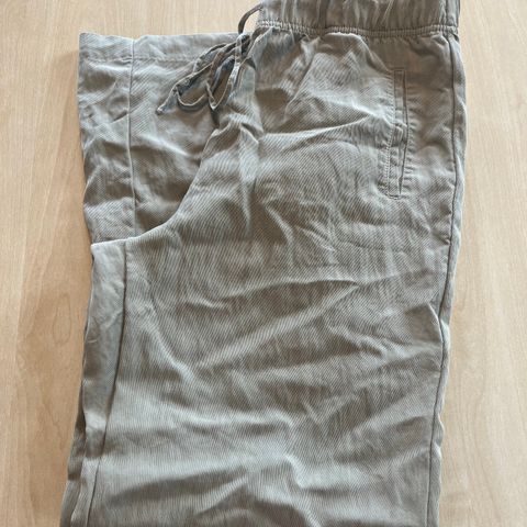 Beige bukse fra Zara str L