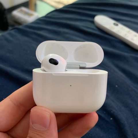 AirPods venstre og etui