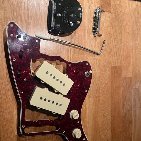 Vintera Fender jazzmaster loaded pickguard