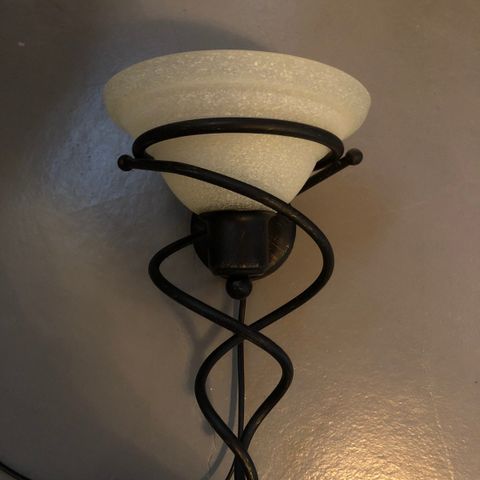 Vegglampe selges