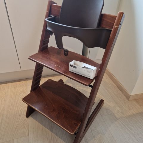 Stokke tripp trapp stol I WALNUT med tilbehør. Ny modell!