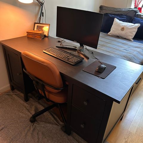 HEMNES arbeidsbord / skrivebord