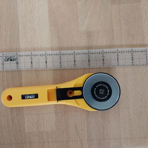 Olfa fabric rotary cutter 60 mm og olfa rule QR-1x12