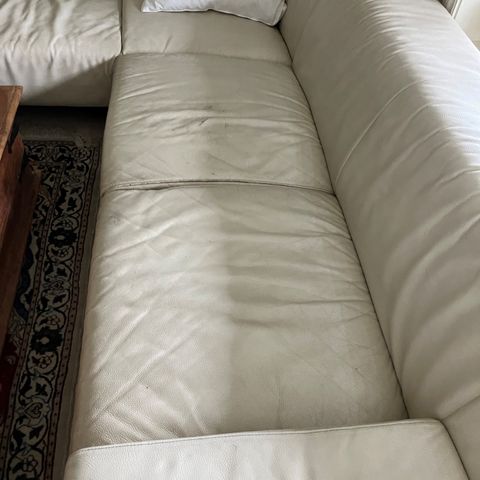 hvit skinn sofa