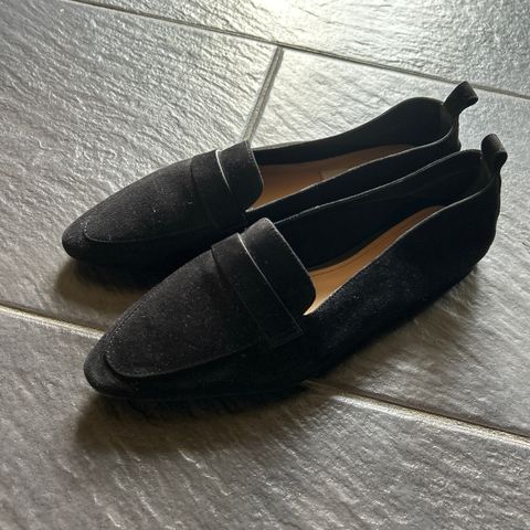 Loafers i semsket skinn