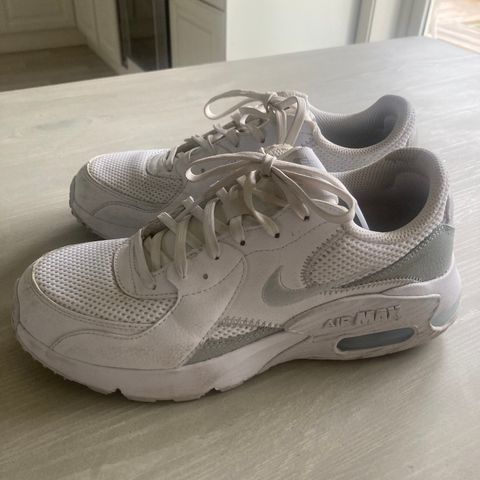 Hvite Nike air max, med grå detaljer!