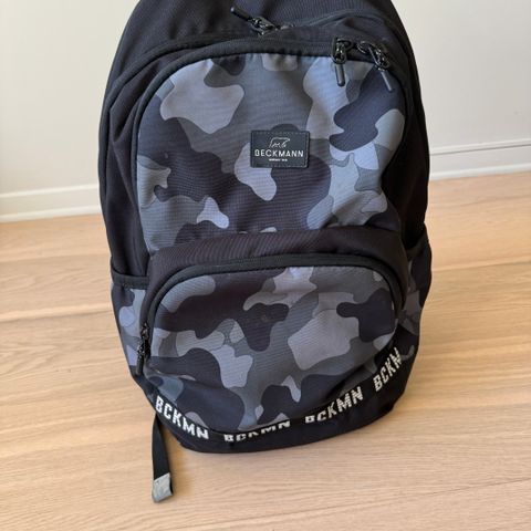 Skolesekk 2.7-kl Camo Sport Junior 30L Beckmann