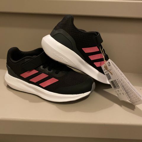 Nye og ubrukte fritidssko (Adidas) str 31