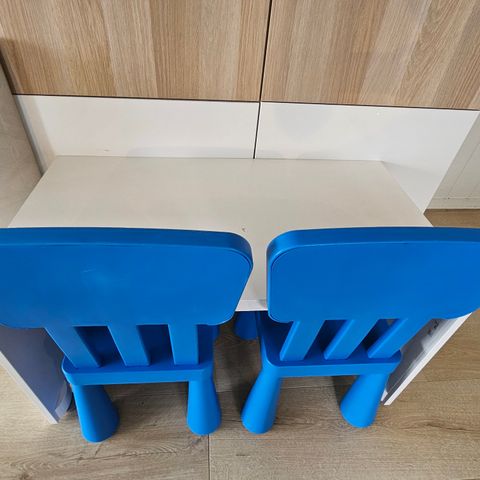 Ikea barnebord med 2 stoler selges billig (Reservert)