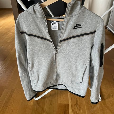 Gutt Nike Tech Fleece hettegenser pent brukt 12 år ( 147-158 cm )