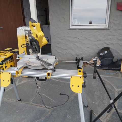 DeWALT kapp-/gjerdesag m/bord