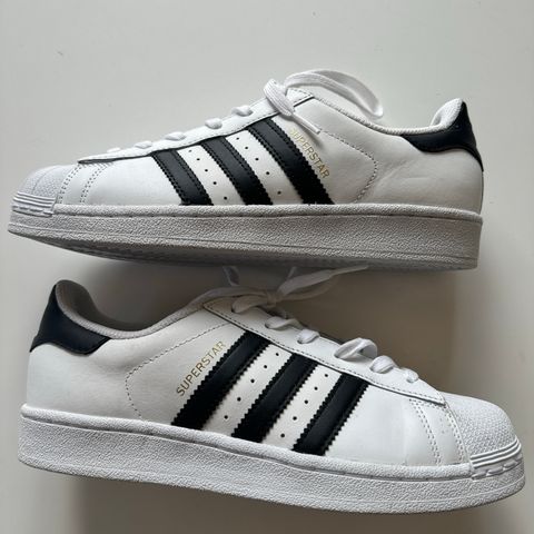 Ubrukte Adidas superstars i str 38 2/3