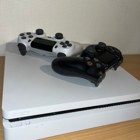 PlayStation 4 + 2 kontroller