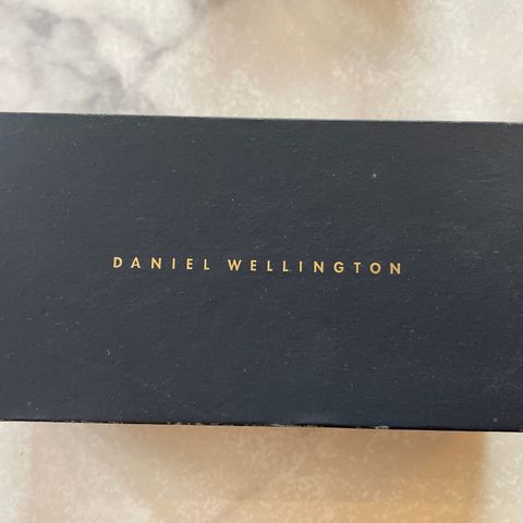 Daniel Wellington dameklokke selges