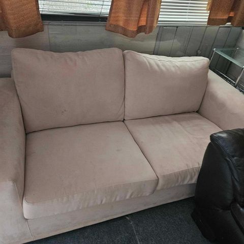 Beige sofa 2 seter