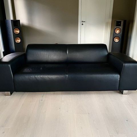 Bolia sort skinnsofa 2 1/2 seter