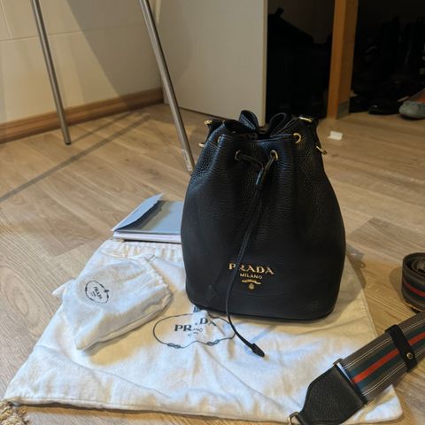 Prada bucket bag med to stropper selges