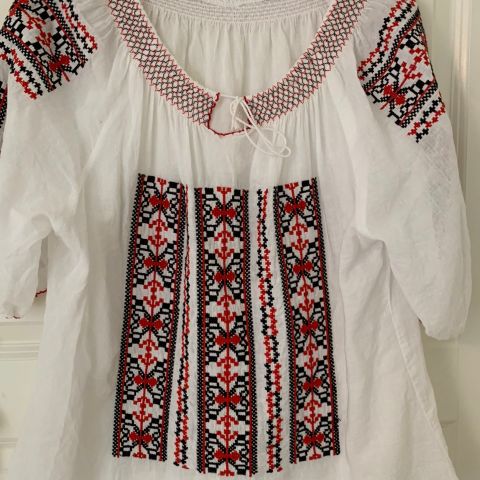 Brodert bluse