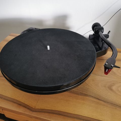 Pro-Ject RPM 1 Carbon, Ortofon 2M Red