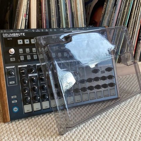 Arturia Drumbrute med Decksaver