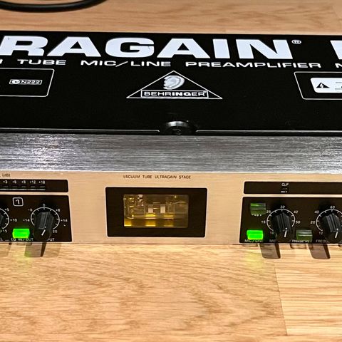 Behringer Ultra Gain preamp selges.